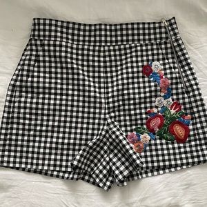 ZARA black and white shorts w flower embroidery